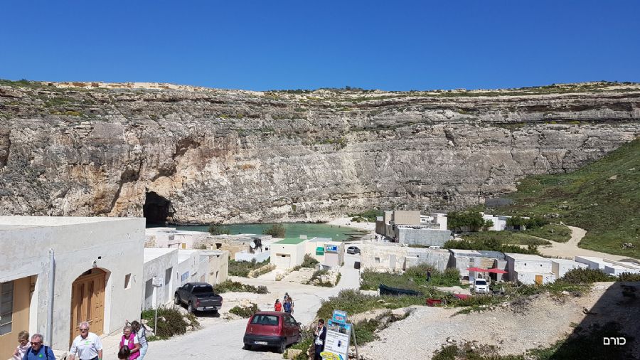 הים הפנימי  -בריכה שהמים חודרים אליה דרך המצוק